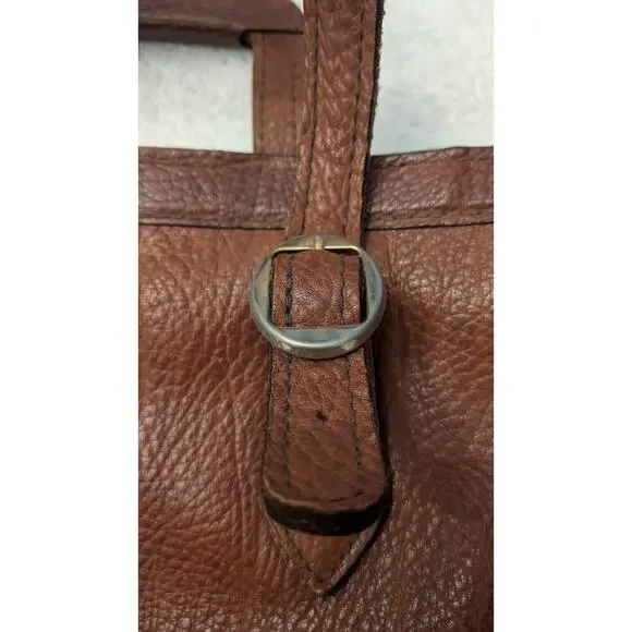 Vintage brown leather messenger bag by Diana. Two separate zip compartments, - Picture 9 of 13